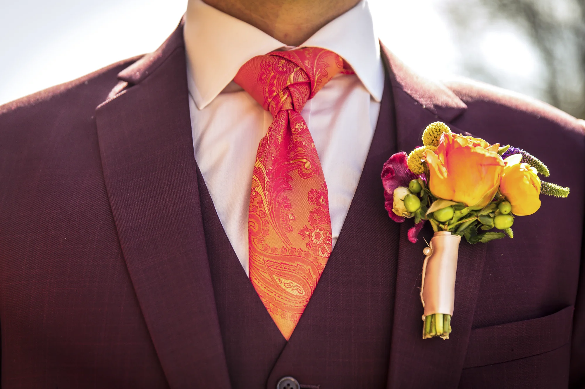 Kleurenthema bruiloft in je trouwkostuum 